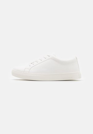 Sneakers - white
