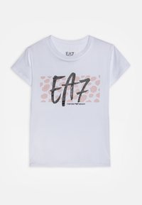 Witte katoenen t-shirt met een textuur zwart "EA7" logo op een lichtroze luipaardprint achtergrond, ronde hals en korte mouwen.