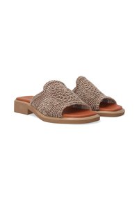 Åben tå slip-on sandaler med vævet beige overdel, brun polstret sål og en lav tan blokhæl. Tekstureret mønster på stoffet.