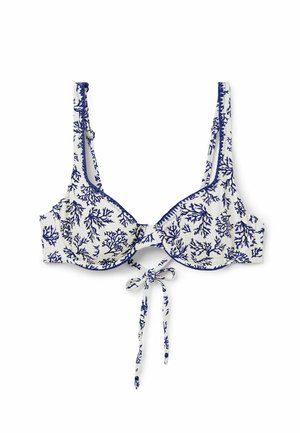 Weißer Bikini-Oberteil mit blauem Korallenmuster, Bindeschluss in der Mitte und breiten Trägern. An den Kanten und Cups mit Blau für Kontrast eingefasst.