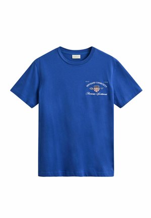 Modré tričko s krátkým rukávem a kulatým výstřihem, s bílým textem/logo na levé straně hrudi s nápisem "GANT New Haven Connecticut American Sportswear."