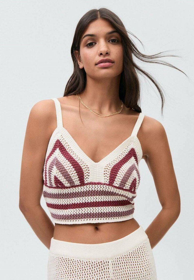 Top corto lavorato a maglia con scollo a V, caratterizzato da motivi zigzag bordeaux e crema, spalline regolabili e una finitura testurizzata.