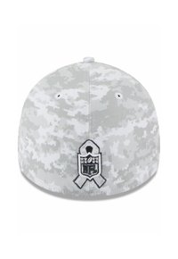 Graue Tarnkappe mit flacher Krempe, versehen mit einem schwarzen NFL-Logo-Patch und gestickten Details. Material scheint synthetisch mit strukturierter Oberfläche zu sein.