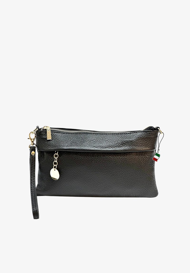 Zwarte leren clutch met een gestructureerde afwerking, een ritssluiting en een afneembare polsband. Bevat een charm van goudkleurige hardware en een accent van de Italiaanse vlag.