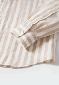 Gestreept shirt van beige en crèmekleurige stof, voorzien van lange mouwen, knoopsluiting en een gebogen zoom met contrasterende streepjespatronen.