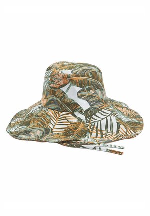 Cappello a tesa larga modello bucket con motivo a foglie tropicali verdi e arancioni e cinturini regolabili per il mento su sfondo bianco.