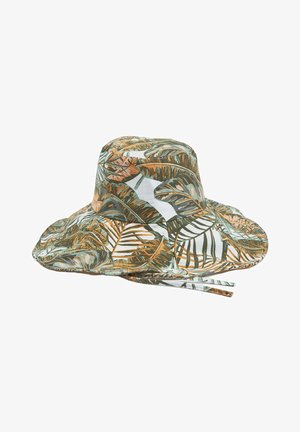 Breitrandiger Anglerhut mit tropischem grün-orangefarbenem Blattmuster und verstellbaren Kinnriemen auf weißem Hintergrund.