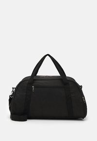 Zwarte duffel tas gemaakt van duurzaam materiaal, voorzien van twee handvatten aan de bovenkant en een afneembare schouderriem. Inclusief een ritssluiting aan de voorkant.