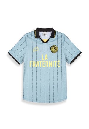 Camisa deportiva de color azul claro con cuello y mangas negras, adornada con rayas verticales. Texto y logo amarillos exhibidos de manera prominente en la parte frontal.