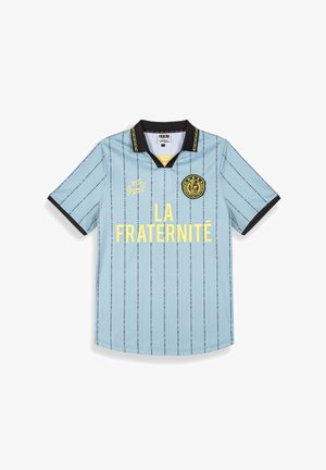 Jasnoniebieski sportowy dół z czarnym kołnierzykiem i rękawami, z pionowymi paskami. Żółty tekst i logo wyraźnie wyeksponowane z przodu.