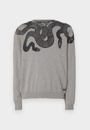 Maglione grigio a maglia con un design di serpente nero. Il maglione ha maniche lunghe, polsini e orlo a coste, con dettagli intricati sul motivo del serpente.