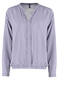 Blouse lavande avec un décolleté en V, des manches longues et un ourlet froncé. Fabriquée en tissu léger avec une texture subtile et des détails de patte.