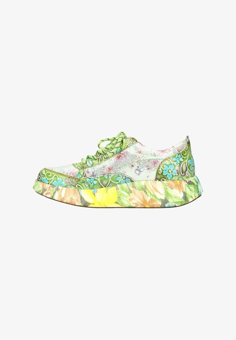 Basket en motif floral avec un dessus texturé vert, fermeture à lacets et une semelle chunky colorée avec des accents floraux jaunes et marron.
