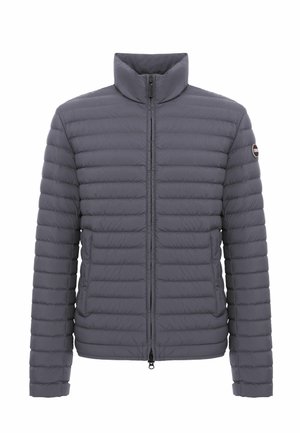 Graue gesteppte Daunenjacke mit hohem Kragen, Frontreißverschluss, Seitentaschen und rundem Logo-Patch am linken Ärmel.