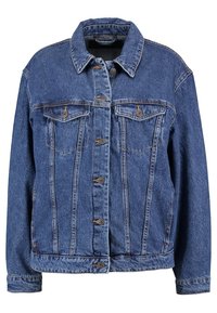 Chaqueta de mezclilla en azul oscuro con cierre de botones en la parte delantera, cuello puntiagudo, dos bolsillos en el pecho y mangas largas, con botones de metal y detalles en costura.