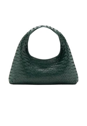 Bolso de mano de cuero verde trenzado con un asa curva y forma triangular. Presenta una textura suave y un intrincado patrón trenzado.