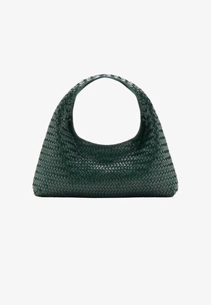 Sac à main en cuir tissé vert avec une poignée incurvée et une forme triangulaire. Présente une texture lisse et un motif tressé complexe.
