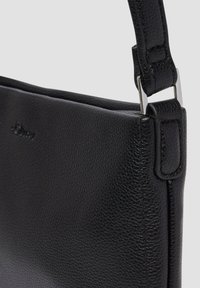 Schwarze Leder-Umhängetasche mit strukturierter Oberfläche, elegantem Design, verstellbarem Trageriemen und silbernen Hardware-Details.
