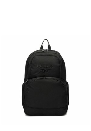 Czarny plecak Reebok z górnym uchwytem, dwoma zamykanymi na zamek przegrodami oraz siateczkowymi bocznymi kieszeniami, pokazany na białym tle.