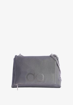 Bolso clutch de tela gris con superficie texturizada, correa de cadena plateada y detalle de logotipo perforado. Cierre de cremallera en la parte inferior.