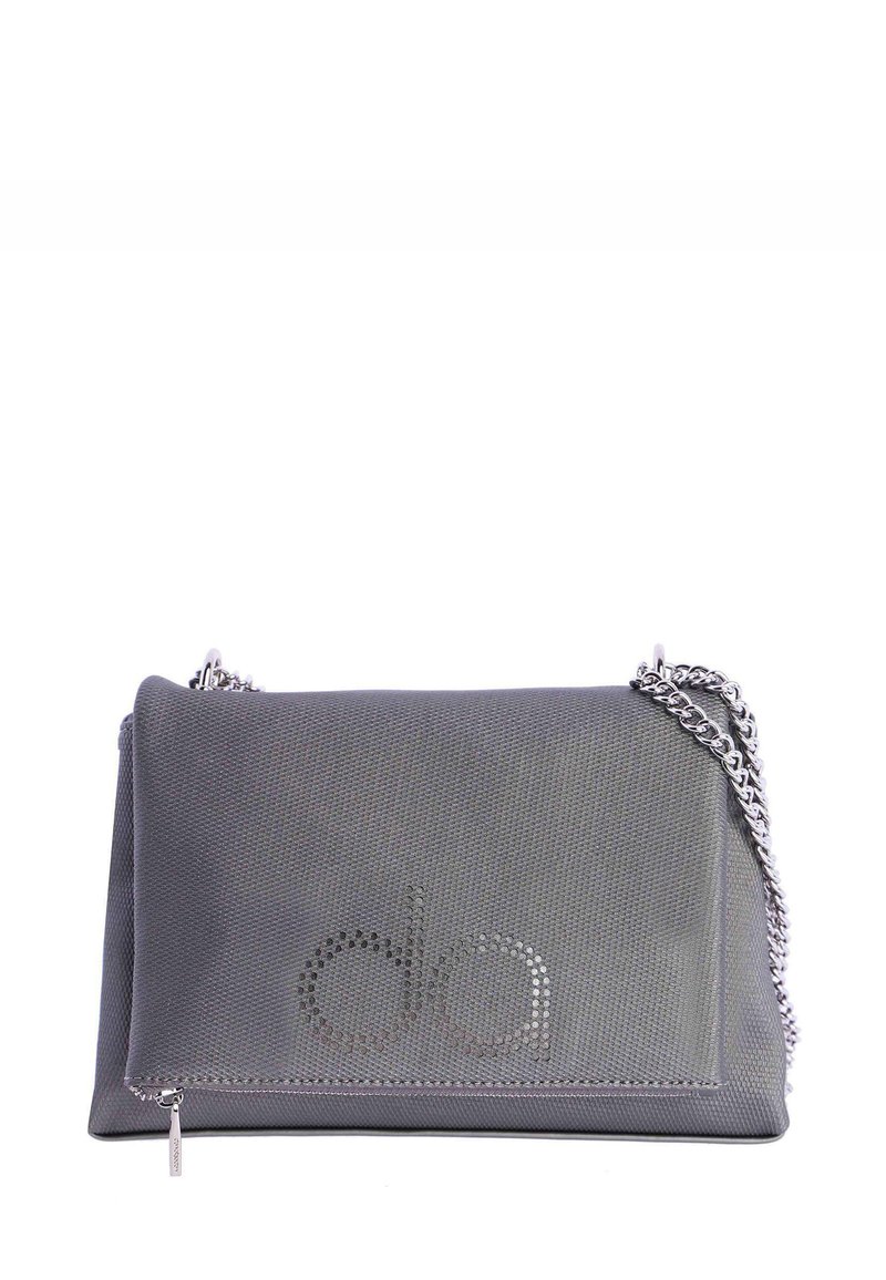 Bolso clutch de tela gris con superficie texturizada, correa de cadena plateada y detalle de logotipo perforado. Cierre de cremallera en la parte inferior.