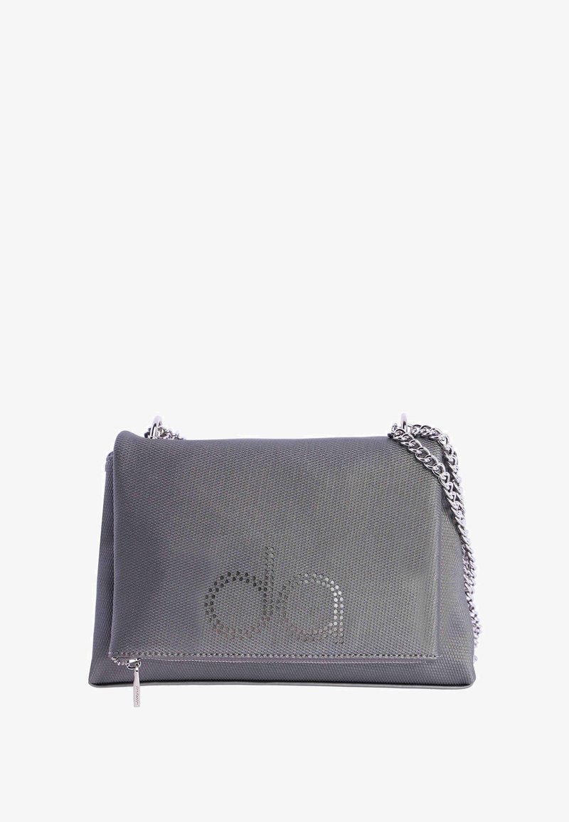 Bolso clutch de tela gris con superficie texturizada, correa de cadena plateada y detalle de logotipo perforado. Cierre de cremallera en la parte inferior.