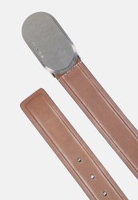 Ceinture en cuir marron avec une boucle ovale en argent poli, présentant des coutures le long des bords et des trous pour le réglage.