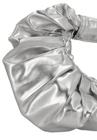 Ezüst fényű fémes hajgumi, redős, texturált mintázattal, fényes felülettel és puha hajtásokkal, különféle hajtípusokhoz alkalmas.