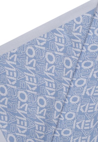Tissu bleu clair avec un motif texturé comportant des lettres entrelacées en blanc. Bordé d'un simple liseré blanc pour un supplément de détail.