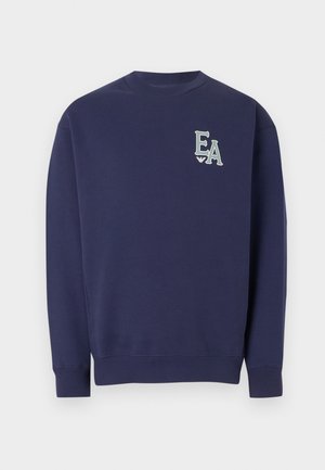 Tmavě modrá mikina s kulatým výstřihem a dlouhými rukávy, na levé straně hrudi malý bílý nápis "EA".