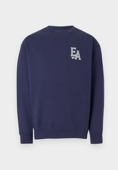 Μπλε σκούρο φούτερ με λαιμόκοψη και μακριά μανίκια, με μικρό λευκό λογότυπο "EA" στο αριστερό στήθος.
