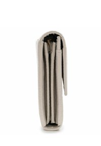 Billetera de cuero gris claro con una superficie texturizada, que presenta múltiples compartimentos y un cierre suave, mostrada de lado.