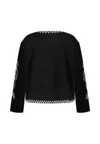 Zwarte jas met lange mouwen, versierd met witte geborduurde bladdessin langs de halslijn, zoom en mouwen, gezien vanuit de achterkant.