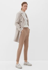 s.Oliver BLACK LABEL Chino - sandstein