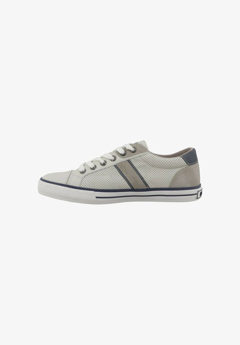 Basket en toile grise perforée pour homme, avec une semelle en caoutchouc blanche, des rayures bleu foncé contrastantes et des lacets ronds.
