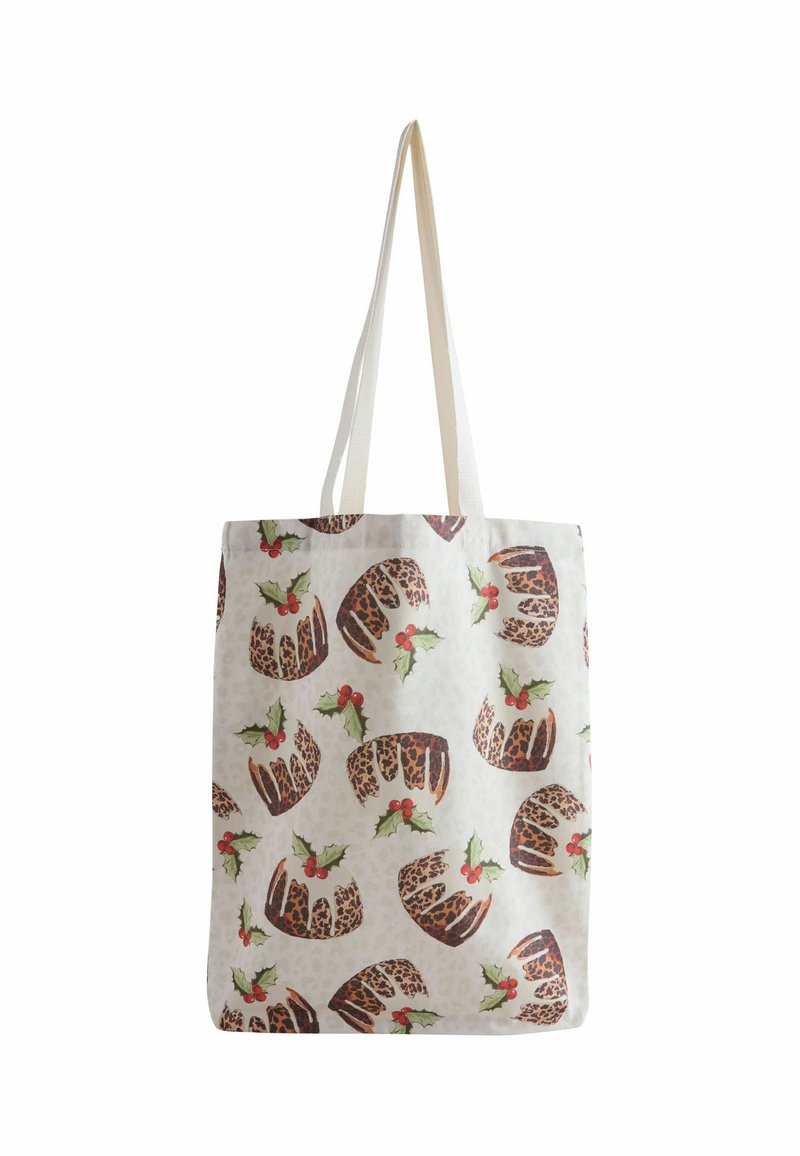 Tote bag van stof met een lichte achtergrond en een patroon van desserts met luipaardprint en hulstbladeren met rode bessen.