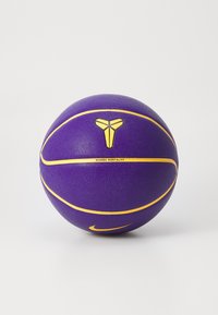 Lilla basketball med tekstureret overflade, prydet med gule detaljer og et logo. Teksten "MAMBA MENTALITY" står langs den ene side.