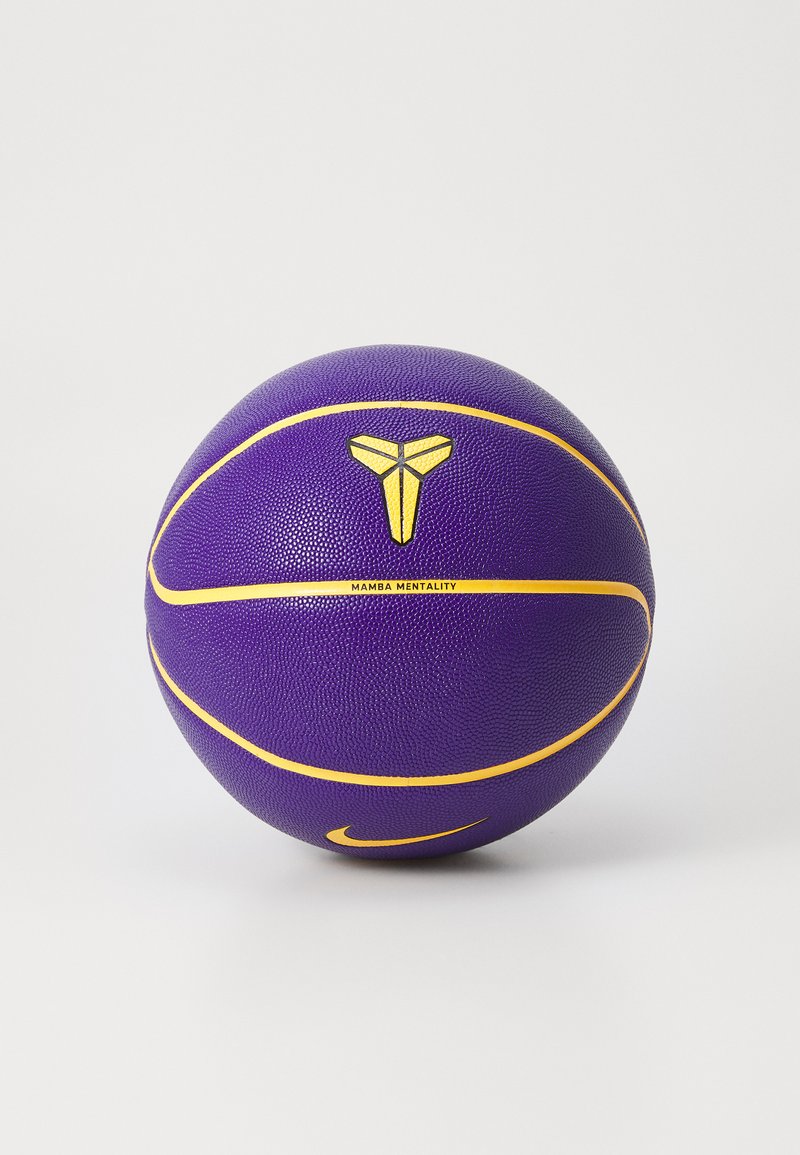 Lilla basketball med tekstureret overflade, prydet med gule detaljer og et logo. Teksten "MAMBA MENTALITY" står langs den ene side.