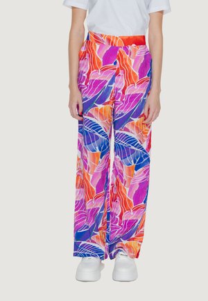 Pantaloni a gamba larga con stampa floreale in colori vivaci (rosa, viola, arancione), con una texture elegante e liscia e una cintura rossa a contrasto.