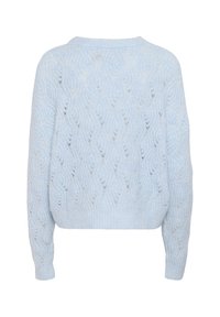 Hele sinine kudumissviiter, millel on lehemuster, ümar kaelus ja pikad, veidi kitsenevad varrukad. Tekstuur tundub pehme ja õhuline.