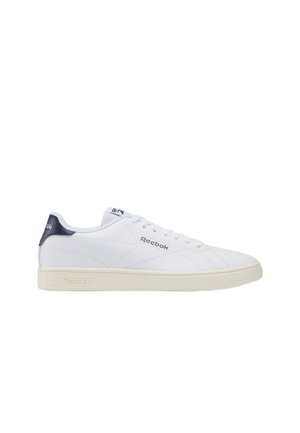 Sneaker Reebok bianca low-top con suola crema, linguetta sul tallone blu navy, chiusura con lacci e logo Reebok su lato e tallone.