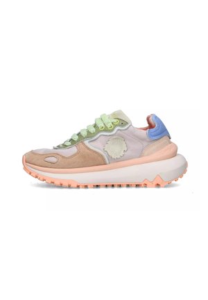 Sneaker con un design multicolore che presenta suede beige, rosa pallido e verde chiaro. Sole bianco spesso con dettagli rosa e fondo testurizzato.