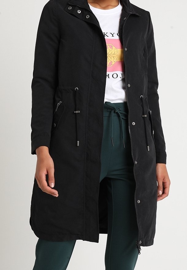 Zwarte lange jas met rits, verstelbare taille gekocht met trekkoord en drukknopsluiting bij de kraag. Voorzien van twee zijzakken. Soepele textuur.