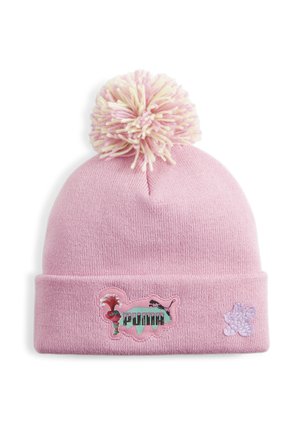 Roze gebreide beanie met een fluffy gele en roze pompon, voorzien van een grafische patch en een bloemenaccent op de manchet.