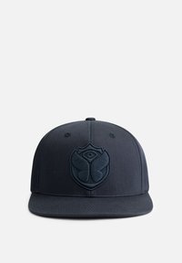 Marineblauwe pet met een gestructureerd ontwerp, voorzien van een reliëf-embleem aan de voorkant. Gemaakt van gladde stof met een vlakke klep.