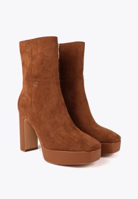 LOLA CASADEMUNT Kotníkové boty na platformě - tobacco