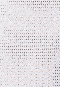 Witte textuurstof met een diamantroosterpatroon, met kleine open ruimtes en een gladde oppervlakte. Ideaal voor lichte toepassingen.