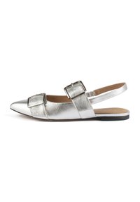 Scarpa piatta slingback metallica argento con punta affilata, caratterizzata da due fibbie decorative e una finitura in pelle texture. Suola nera.
