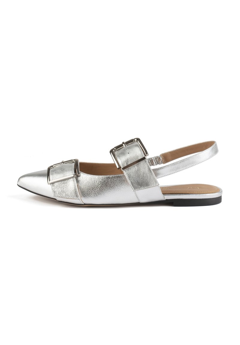 Scarpa piatta slingback metallica argento con punta affilata, caratterizzata da due fibbie decorative e una finitura in pelle texture. Suola nera.