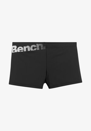 Juodieji maudymosi šortai, pagaminti iš lygaus audinio, su baltu taškuotu "Bench." logotipu kairėje pusėje. Paprastas, prigludęs dizainas su švariu apdaila.